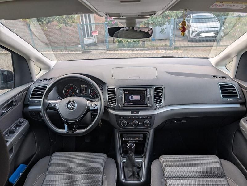 Gebraucht VW Sharan Comfortline 150 PS (110 kW) 2022 Schwarz Van / Kleinbus