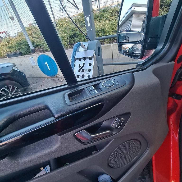 Gebraucht Ford Tourneo 185 PS (136 kW) 2019 Rot Van / Kleinbus