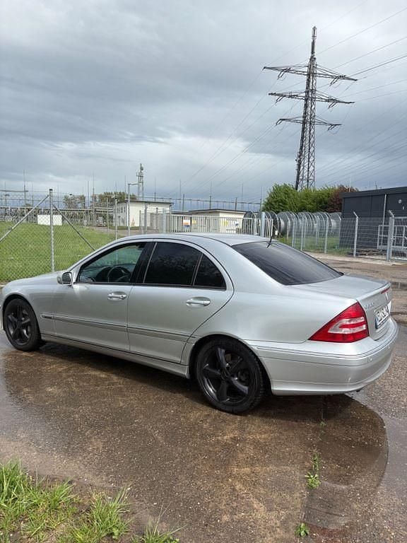 Silber Gebraucht 2005 Mercedes C320 Avantgarde Limousine | 5.900 € (Fairer Preis) - Bild 1/4