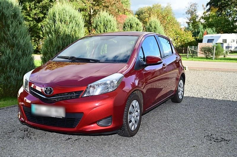 Rot Gebraucht 2012 Toyota Yaris Life Kleinwagen | 5.800 € (Guter Preis) - Bild 1/4