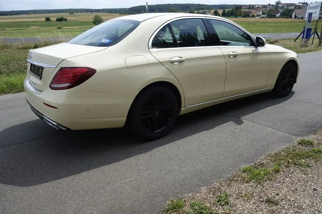 Gebraucht Mercedes E200 150 PS (110 kW) 2019 Gelb Limousine