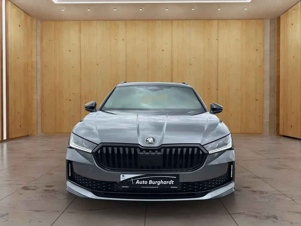 Neu Skoda Superb SportLine 150 PS (110 kW) 2026 Graphitegrau Kombi