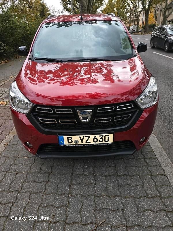 Rot Gebraucht 2021 Dacia Lodgy Van / Kleinbus | 11.750 € (Superpreis) - Bild 1/4