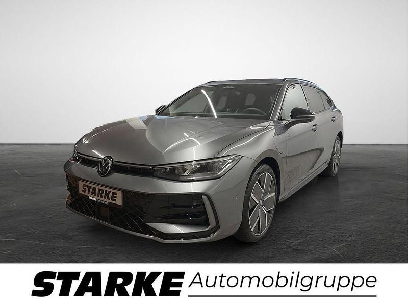 Grau (diabasgrau metallic) Neu 2025 VW Passat R-line Kombi | 62.880 € (Etwas zu teuer) - Bild 1/4