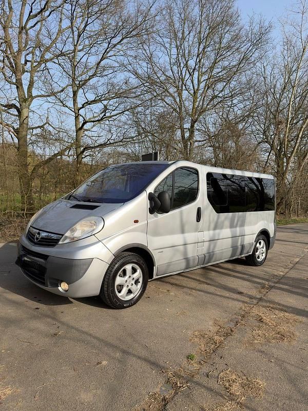 Gebraucht Opel Vivaro 145 PS (106 kW) 2011 Silber Van / Kleinbus