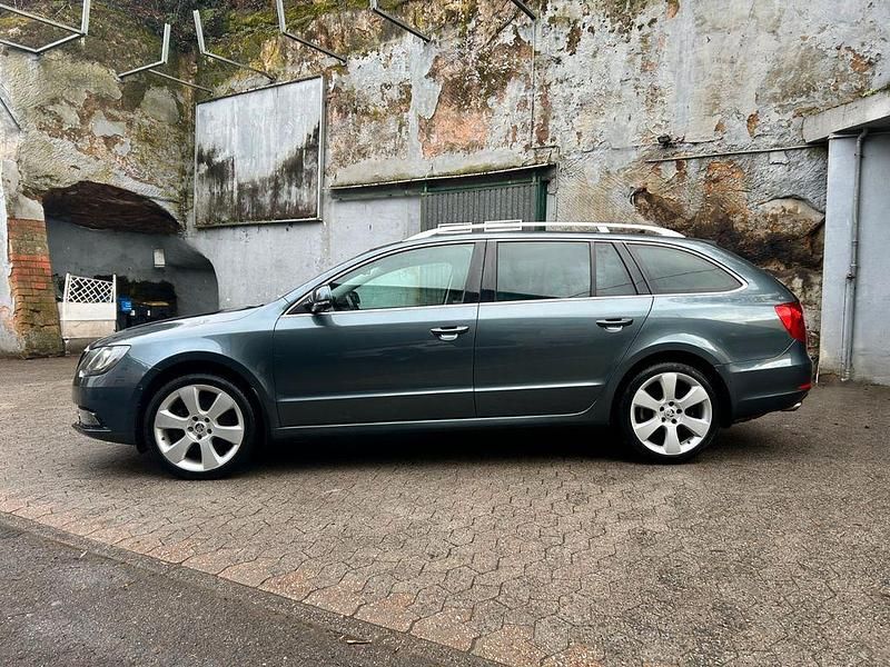 Grau Gebraucht 2015 Skoda Superb Best of Kombi | 13.600 € (Fairer Preis) - Bild 1/4