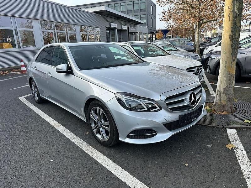 Silber Gebraucht 2016 Mercedes E220 Elegance Limousine | 16.600 € - Bild 1/4
