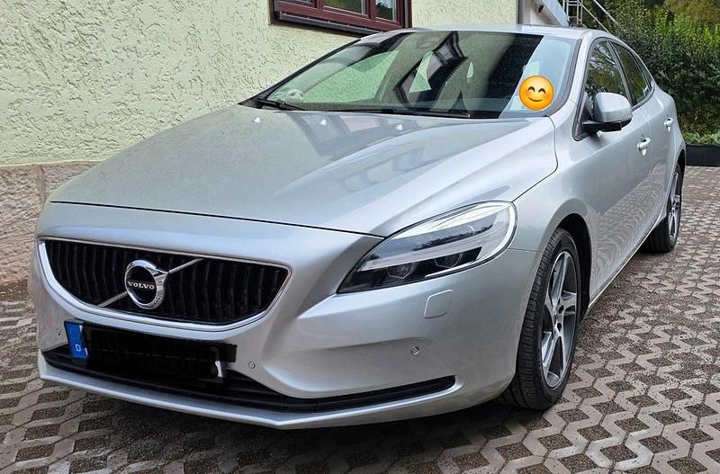 Silber Gebraucht 2017 Volvo V40 Momentum Limousine | 14.600 € (Fairer Preis) - Bild 1/4