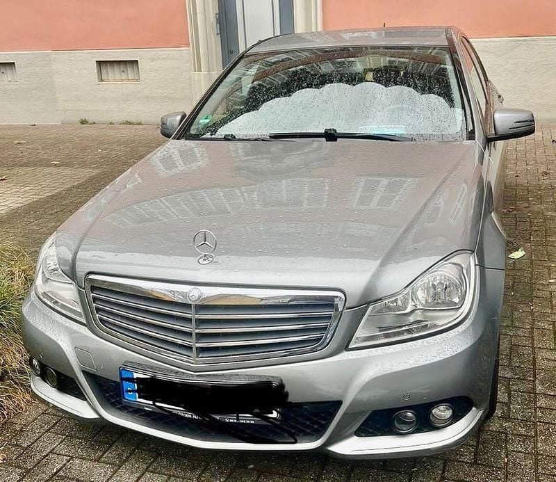 Grau Gebraucht 2012 Mercedes C180 Limousine | 11.600 € (Fairer Preis) - Bild 1/4