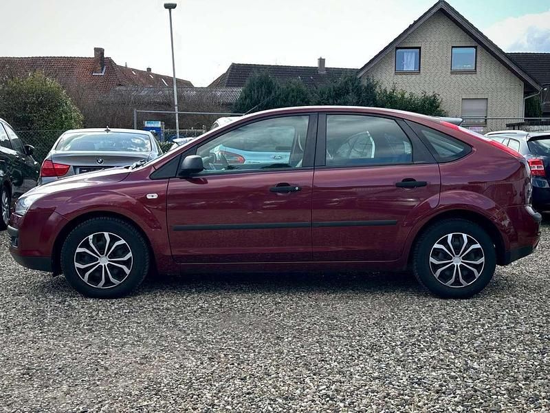 Gebraucht Ford Focus Trend 101 PS (74 kW) 2005 Amarenarot metallic Kleinwagen