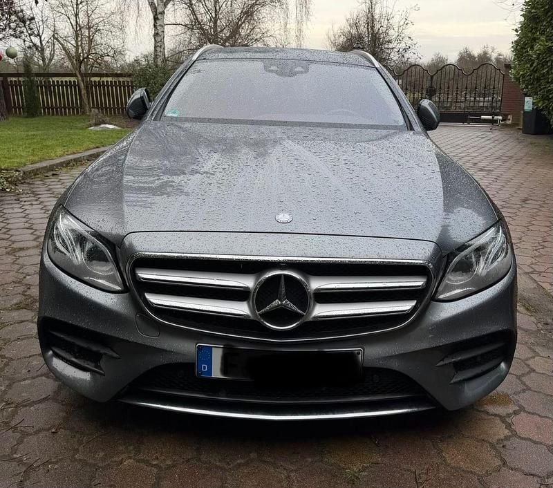 Grau Gebraucht 2017 Mercedes E250 AMG line Kombi | 25.000 € (Fairer Preis) - Bild 1/4