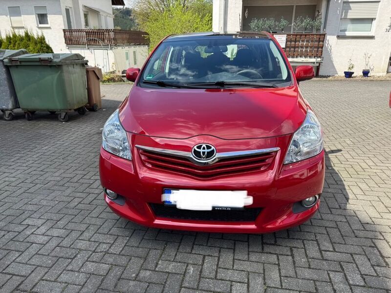 Rot Gebraucht 2009 Toyota Verso Multidrive S Van / Kleinbus | 8.000 € (Fairer Preis) - Bild 1/4
