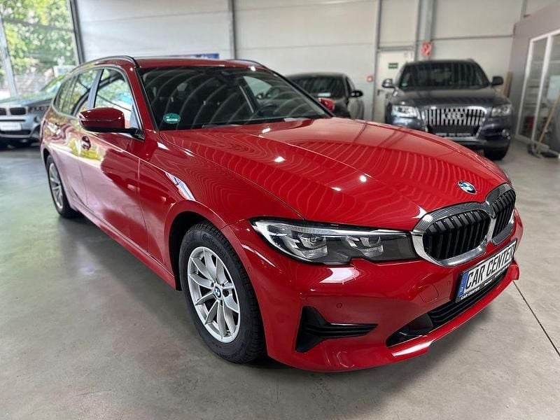 Rot Gebraucht 2021 BMW 320 Advantage Kombi | 23.950 € (Superpreis) - Bild 1/4