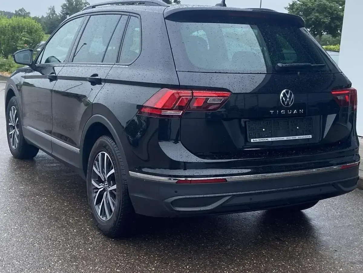 Gebraucht VW Tiguan Life 150 PS (110 kW) 2023 Schwarz SUV
