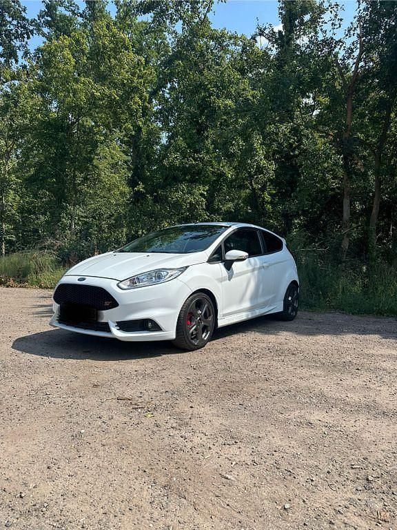 Weiß Gebraucht 2016 Ford Fiesta Sport Kleinwagen | 14.000 € (Teuer) - Bild 1/4