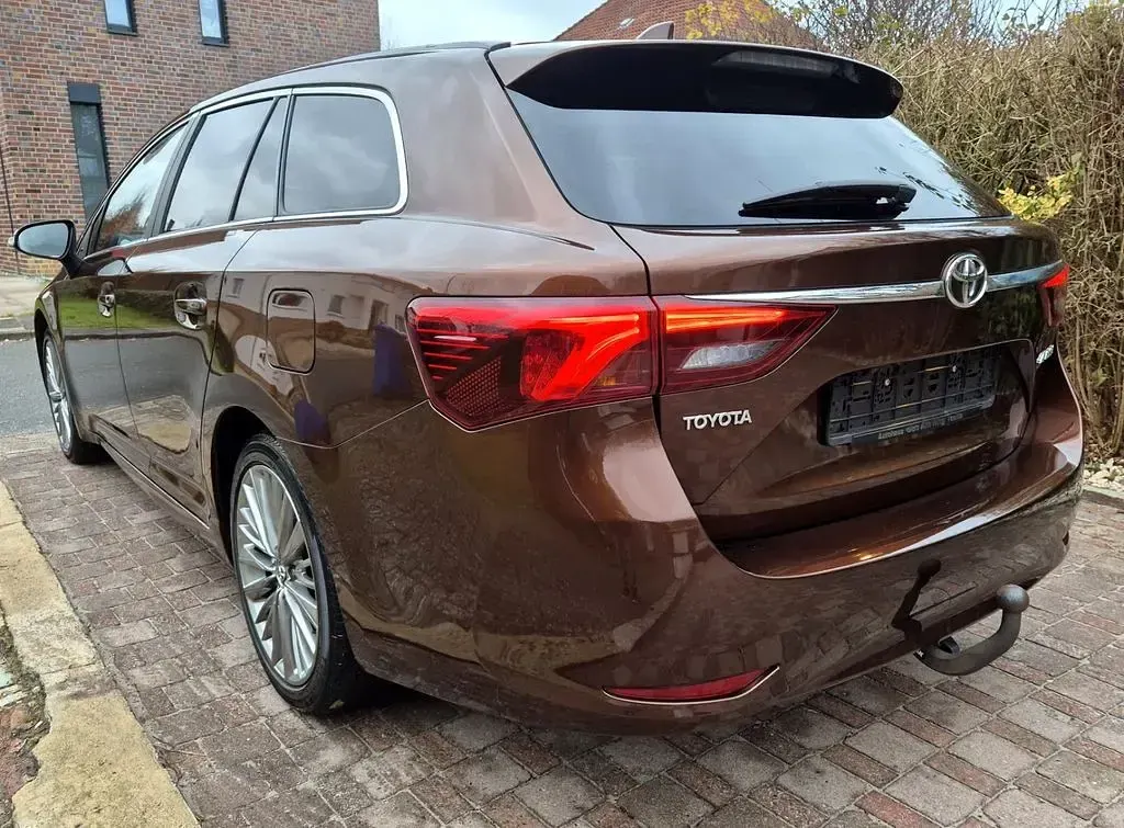 Gebraucht Toyota Avensis Edition-S 147 PS (108 kW) 2016 Braun Kombi
