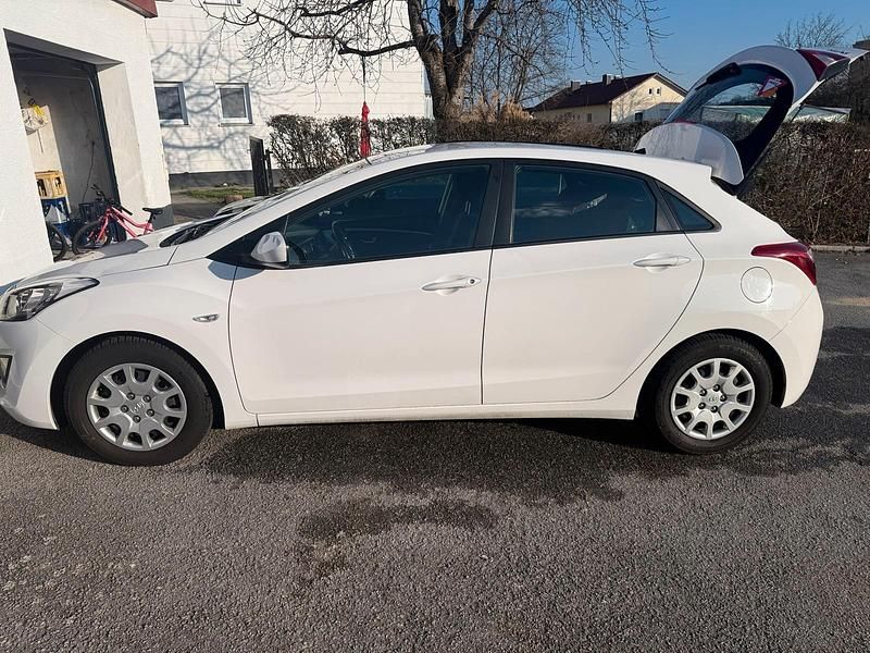 Gebraucht Hyundai i30 99 PS (72 kW) 2013 Weiß Limousine