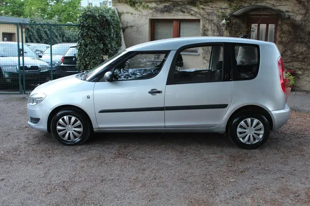 Używany Skoda Roomster 69 KM (50 kW) 2011 Srebrny Minivan