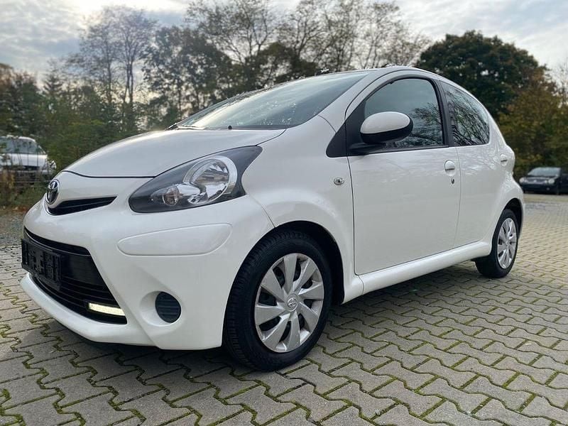 Weiß Gebraucht 2014 Toyota Aygo Cool Kleinwagen | 5.900 € (Guter Preis) - Bild 1/4