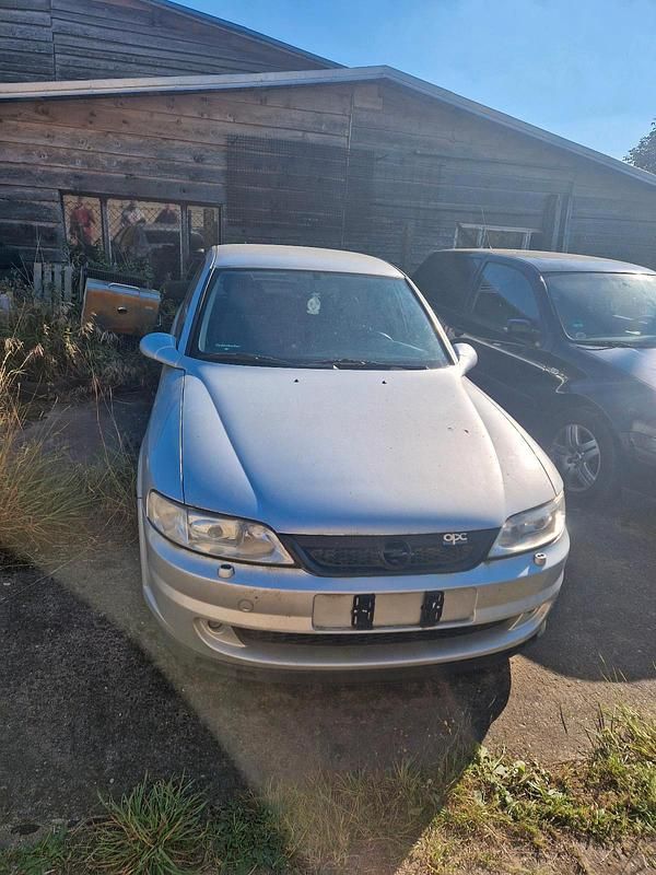Silber Gebraucht 2001 Opel Vectra Sport Limousine | 750 € (Superpreis) - Bild 1/4