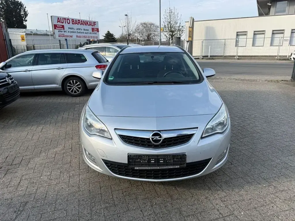 Używany Opel Astra Design Edition 95 KM (69 kW) 2011 Srebrny Kombi