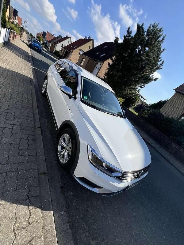 Weiß Gebraucht 2018 VW Passat Alltrack Kombi | 25.500 € (Teuer) - Bild 1/4