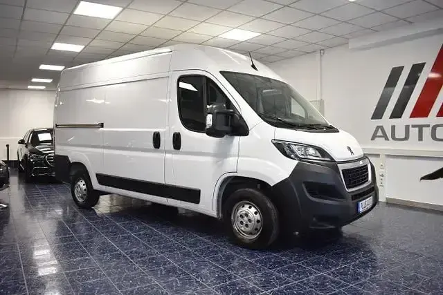 Gebraucht Peugeot Boxer 140 PS (102 kW) 2023 Weiss icy Van