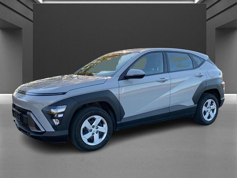 Grau Gebraucht 2024 Hyundai Kona Pure SUV | 20.890 € (Superpreis) - Bild 1/4