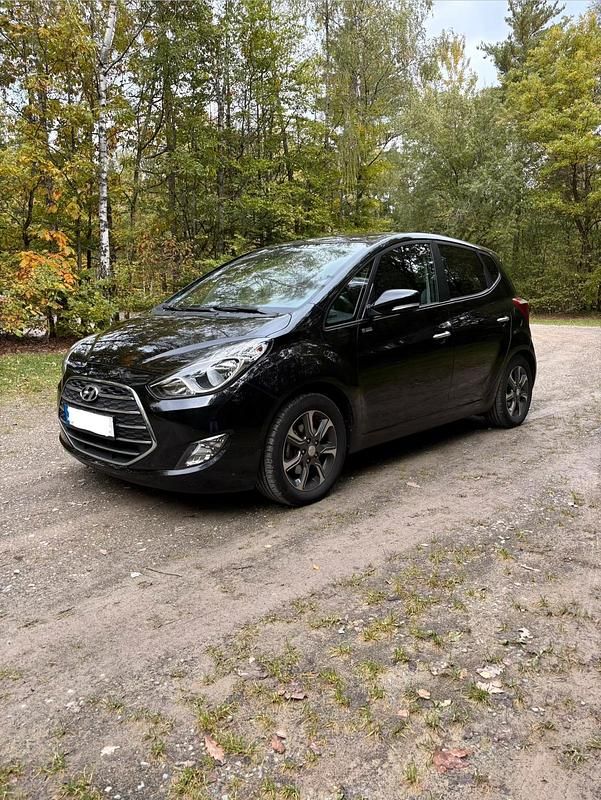 Schwarz Gebraucht 2019 Hyundai ix20 Space Plus Van / Kleinbus | 15.500 € (Fairer Preis) - Bild 1/4