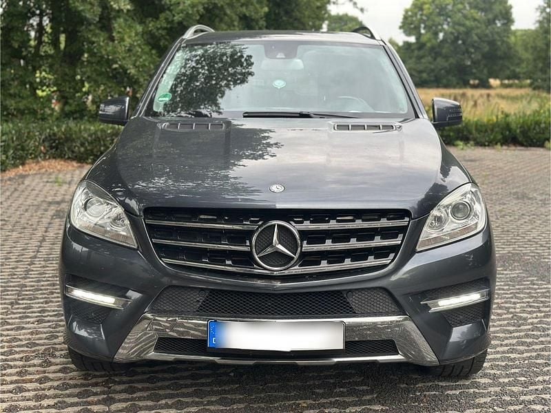 Grau Gebraucht 2012 Mercedes ML350 AMG SUV | 16.450 € (Superpreis) - Bild 1/4