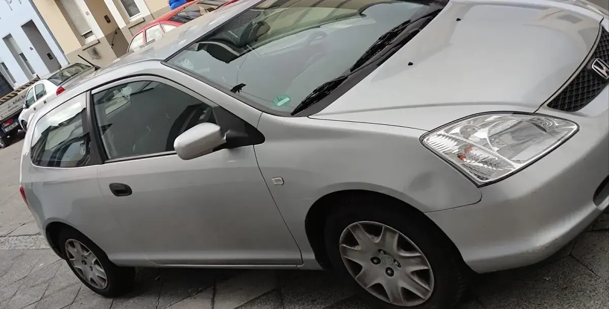 Käytetty Honda Civic 90 HP (66 kW) 2003 Hopea Sedan