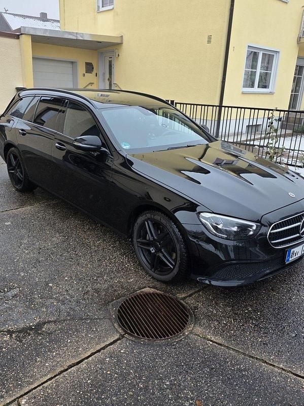 Schwarz Gebraucht 2023 Mercedes E300 Kombi | 37.400 € (Guter Preis) - Bild 1/4