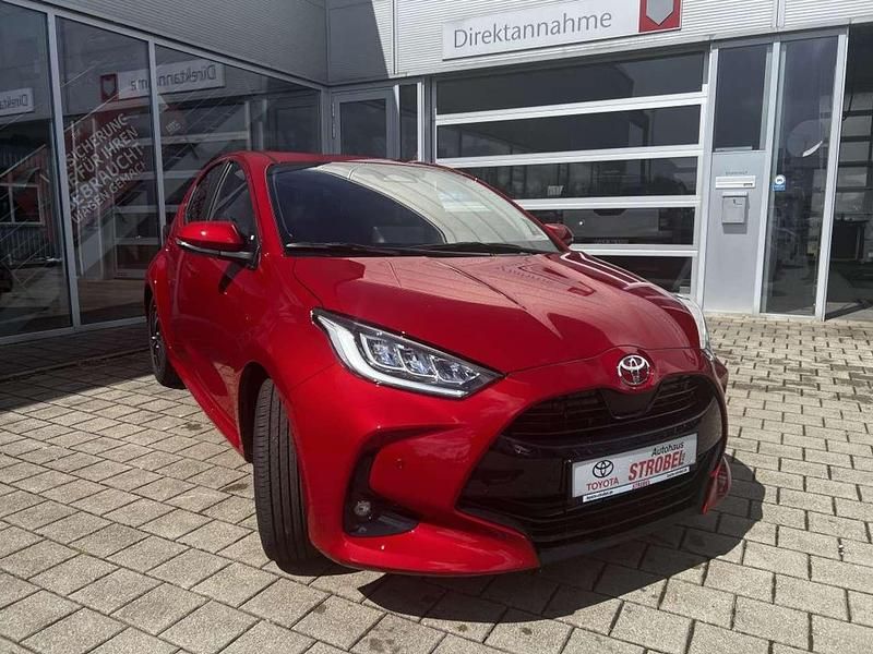 Neu Toyota Yaris Hybrid Comfort 116 PS (85 kW) 2025 Karminarot metallic Kleinwagen