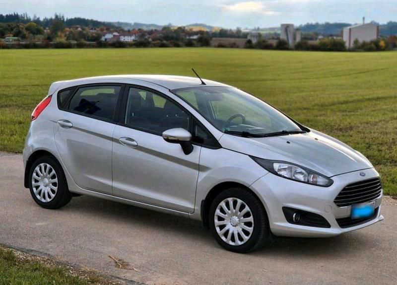 Gebraucht Ford Fiesta 90 PS (66 kW) 2015 Silber Kleinwagen