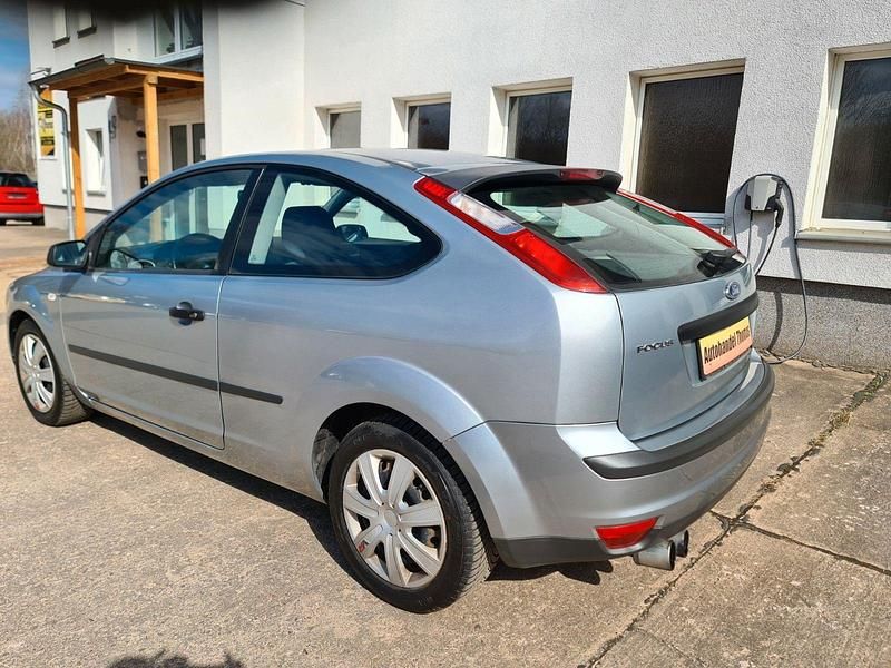 Używany Ford Focus Trend 101 KM (74 kW) 2005 Srebrny Sedan/Limuzyna