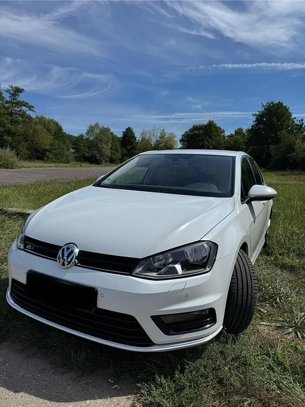 Weiß Gebraucht 2016 VW Golf VII R-line Kleinwagen | 11.000 € (Fairer Preis) - Bild 1/4