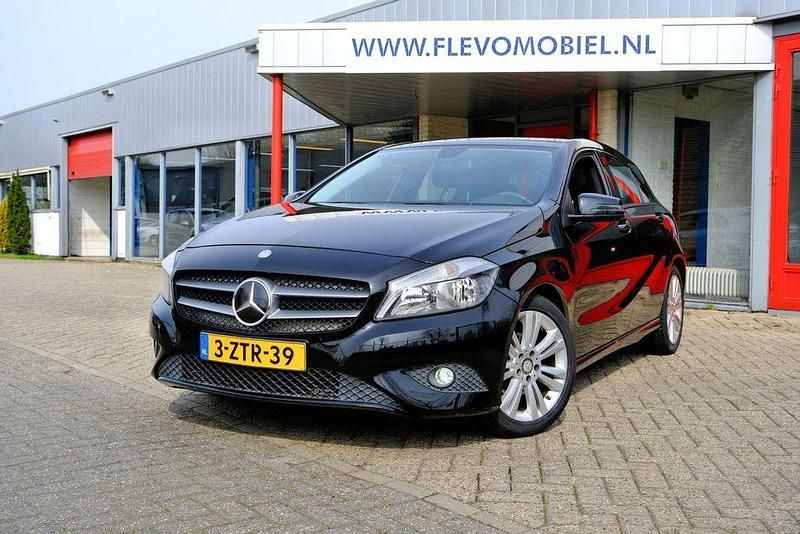 Gebraucht Mercedes A180 122 PS (89 kW) 2015 Schwarz Limousine