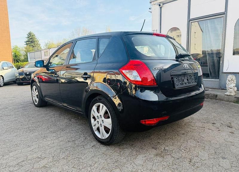 Second-hand Kia Ceed 90 CP (66 kW) 2010 Negru Hatchback