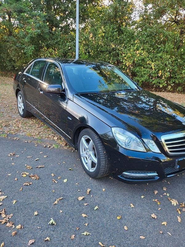 Gebraucht Mercedes E200 Avantgarde 184 PS (135 kW) 2011 Schwarz Limousine