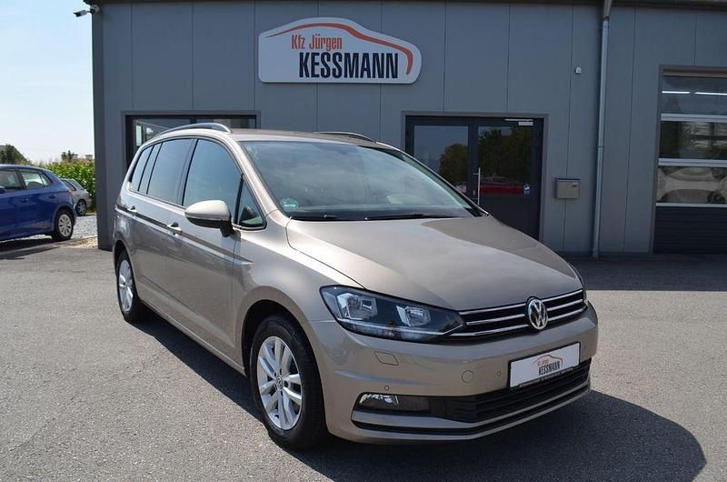 Beige Gebraucht 2017 VW Touran Comfortline Van / Kleinbus | 16.990 € (Superpreis) - Bild 1/4