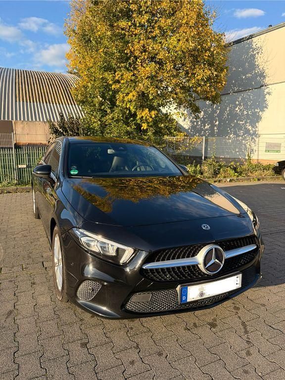 Schwarz Gebraucht 2018 Mercedes A200 Limousine | 20.500 € (Etwas zu teuer) - Bild 1/4