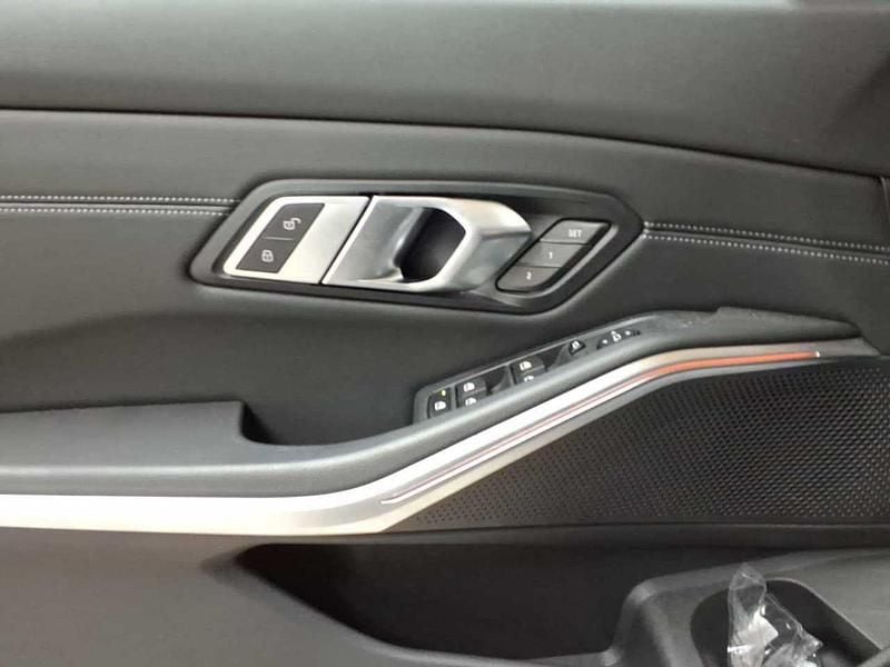 Gebraucht BMW 330 Sport Line 258 PS (189 kW) 2021 Tansanitblau ii metallic Limousine