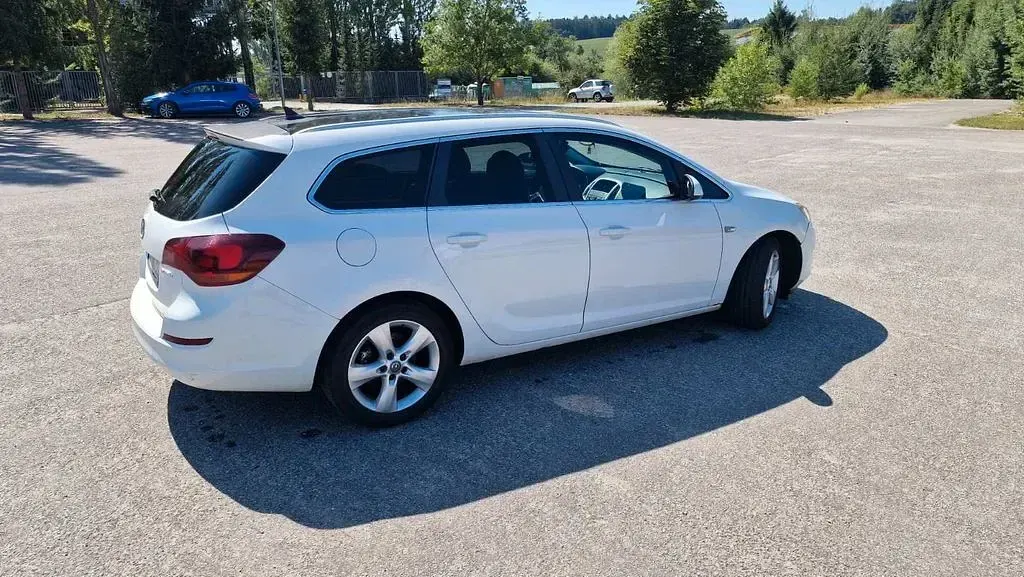 Gebraucht Opel Astra Innovation 110 PS (80 kW) 2012 Weiß Kombi