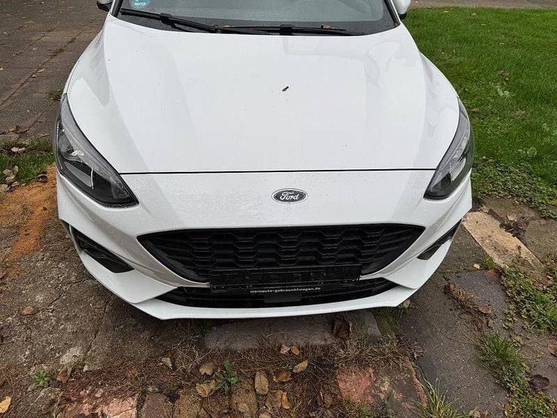 Weiß Gebraucht 2021 Ford Focus ST-Line Limousine | 18.000 € - Bild 1/4