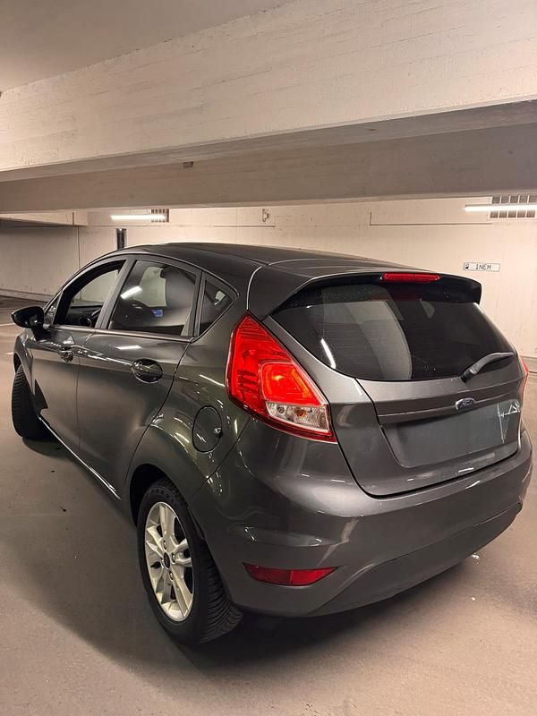 Gebraucht Ford Fiesta Celebration 80 PS (58 kW) 2017 Grau Kleinwagen