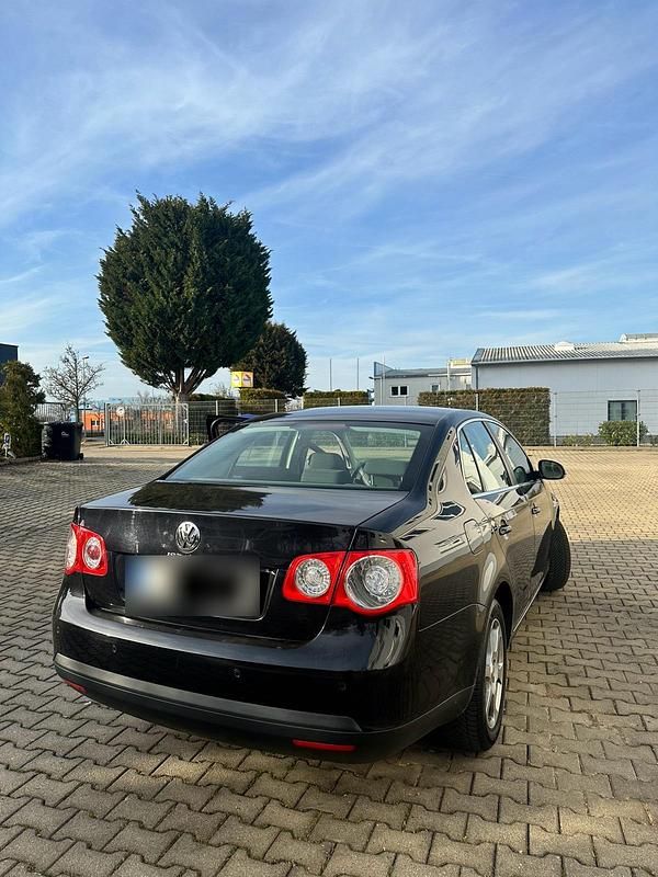 Gebraucht VW Jetta 102 PS (75 kW) 2009 Schwarz Limousine