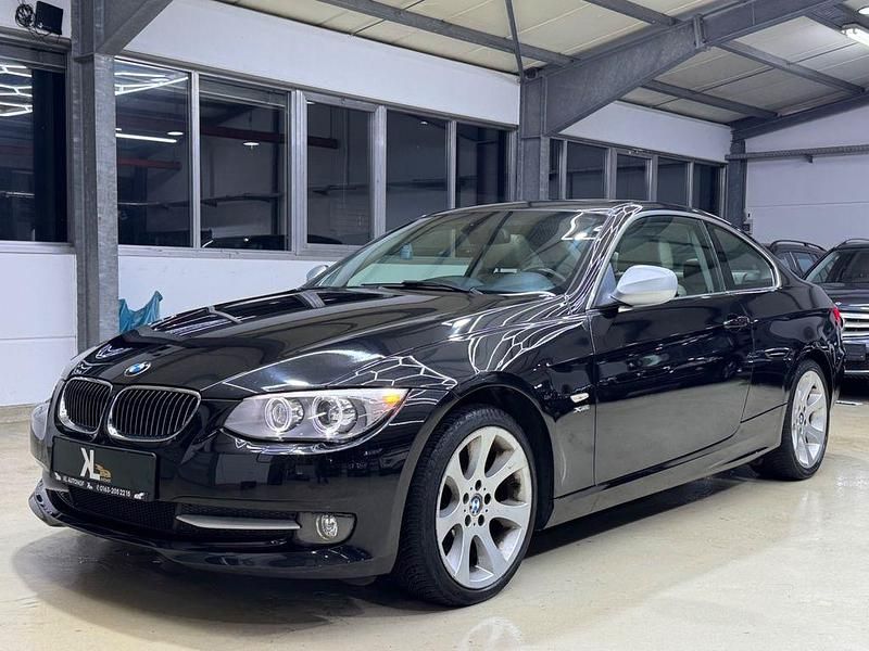 Schwarz Gebraucht 2013 BMW 320 Comfort Edition Coupé | 12.499 € (Fairer Preis) - Bild 1/4