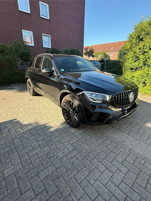 Schwarz Gebraucht 2020 Mercedes GLC220 Night SUV | 29.990 € (Fairer Preis) - Bild 1/4