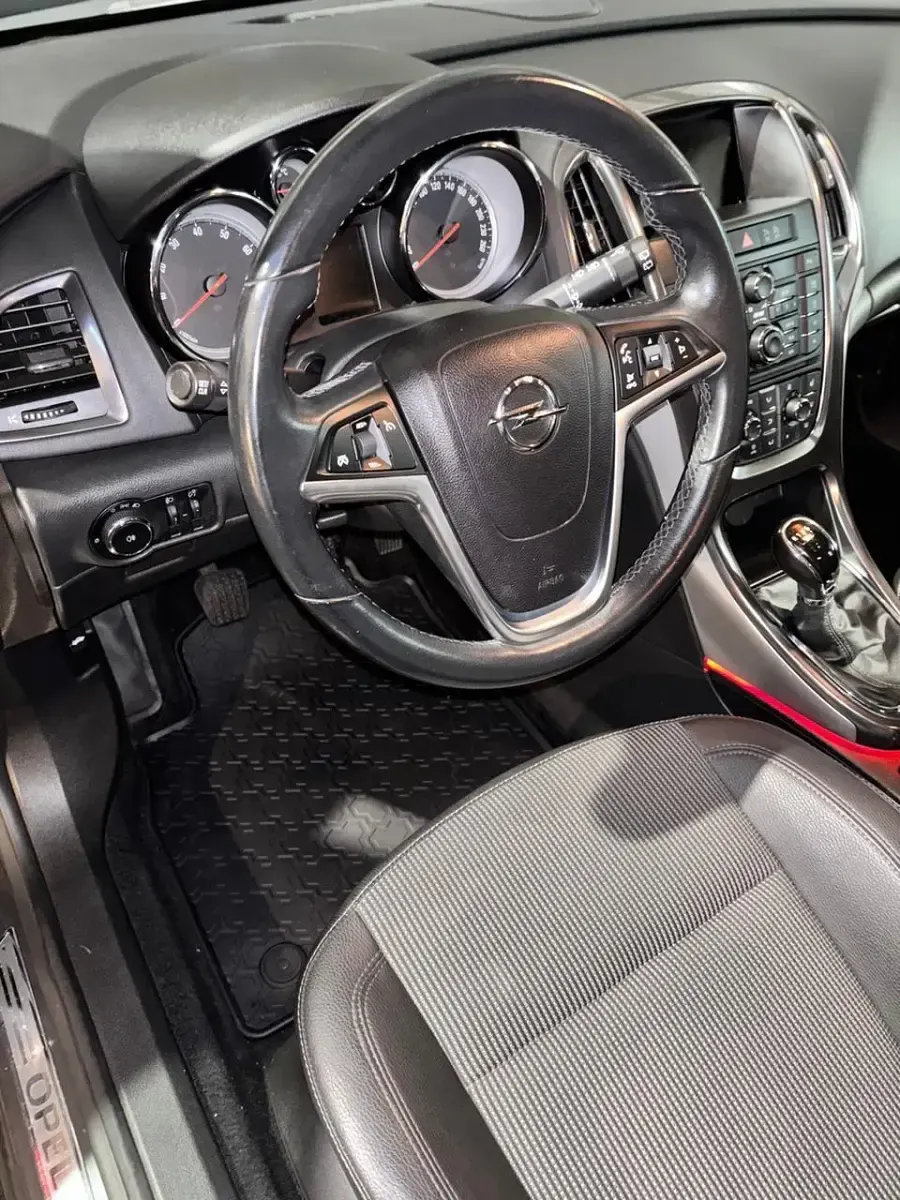 Używany Opel Astra 115 KM (84 kW) 2010 Szary Hatchback