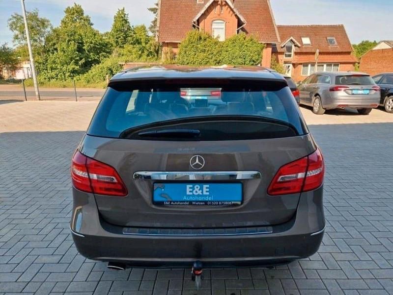 Gebraucht Mercedes B180 109 PS (80 kW) 2012 Monolithgrau Van / Kleinbus